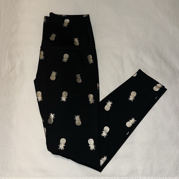 Pineapple High Waisted Midi Legging in Black Pineapples
BEYOND YOGA - Picture 3 of 4